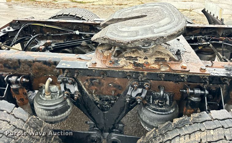 image for item DT2240 2016 Kenworth  T680 semi truck