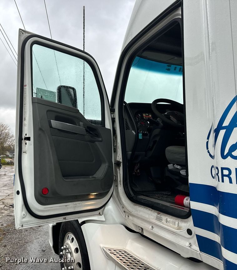 image for item DT2240 2016 Kenworth  T680 semi truck