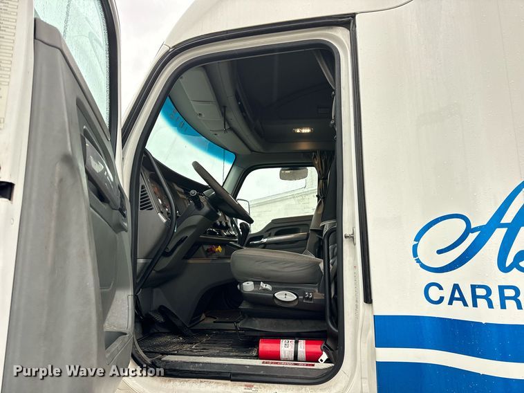 image for item DT2240 2016 Kenworth  T680 semi truck