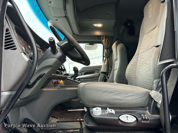 image for item DT2240 2016 Kenworth  T680 semi truck