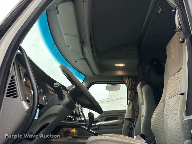 image for item DT2240 2016 Kenworth  T680 semi truck