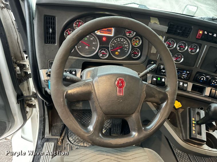 image for item DT2240 2016 Kenworth  T680 semi truck