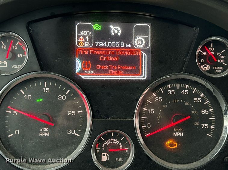 image for item DT2240 2016 Kenworth  T680 semi truck