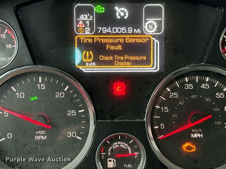 image for item DT2240 2016 Kenworth  T680 semi truck