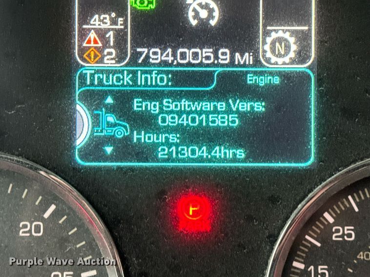 image for item DT2240 2016 Kenworth  T680 semi truck