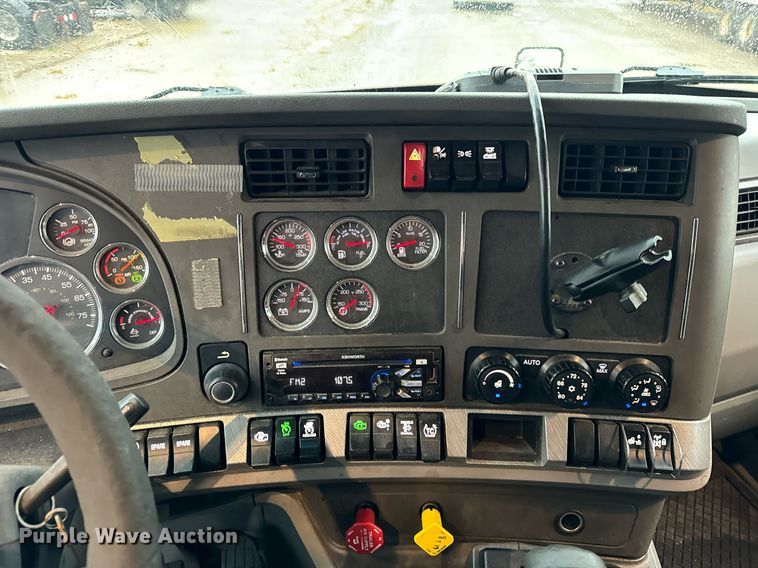 image for item DT2240 2016 Kenworth  T680 semi truck