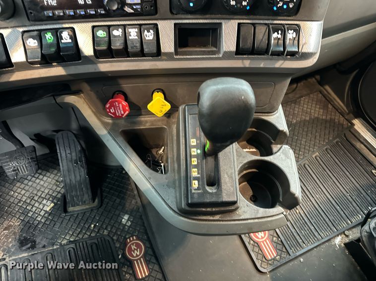image for item DT2240 2016 Kenworth  T680 semi truck