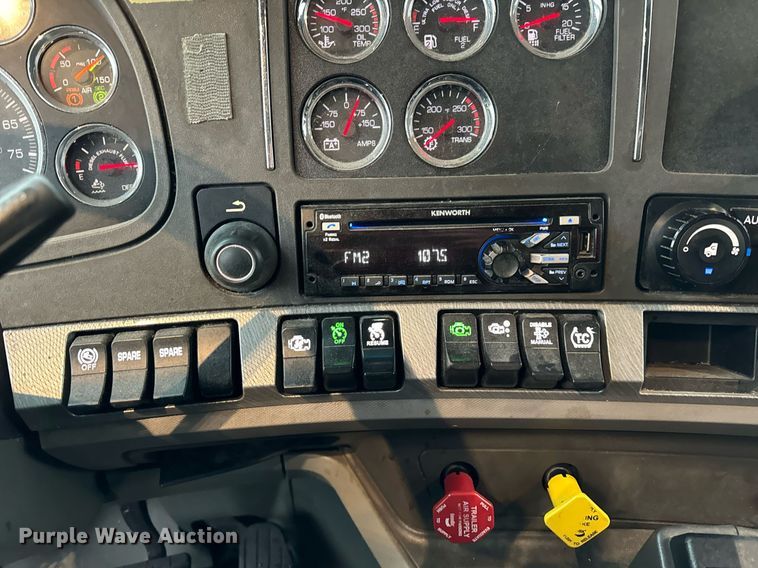 image for item DT2240 2016 Kenworth  T680 semi truck