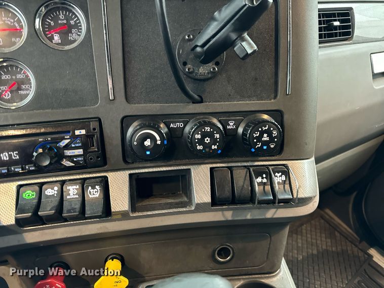 image for item DT2240 2016 Kenworth  T680 semi truck