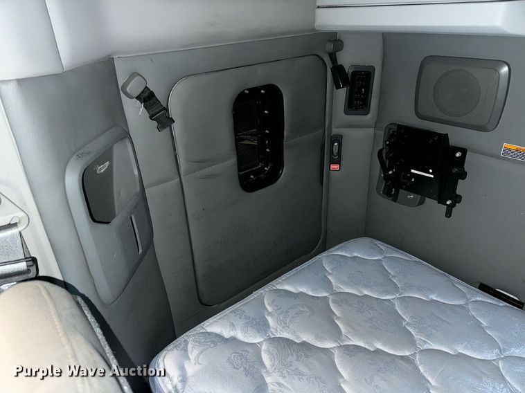 image for item DT2240 2016 Kenworth  T680 semi truck