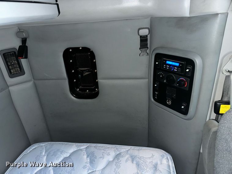 image for item DT2240 2016 Kenworth  T680 semi truck