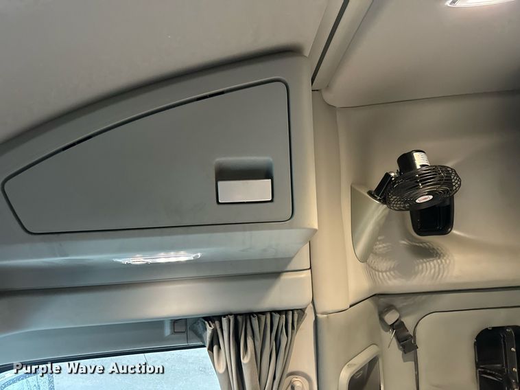 image for item DT2240 2016 Kenworth  T680 semi truck