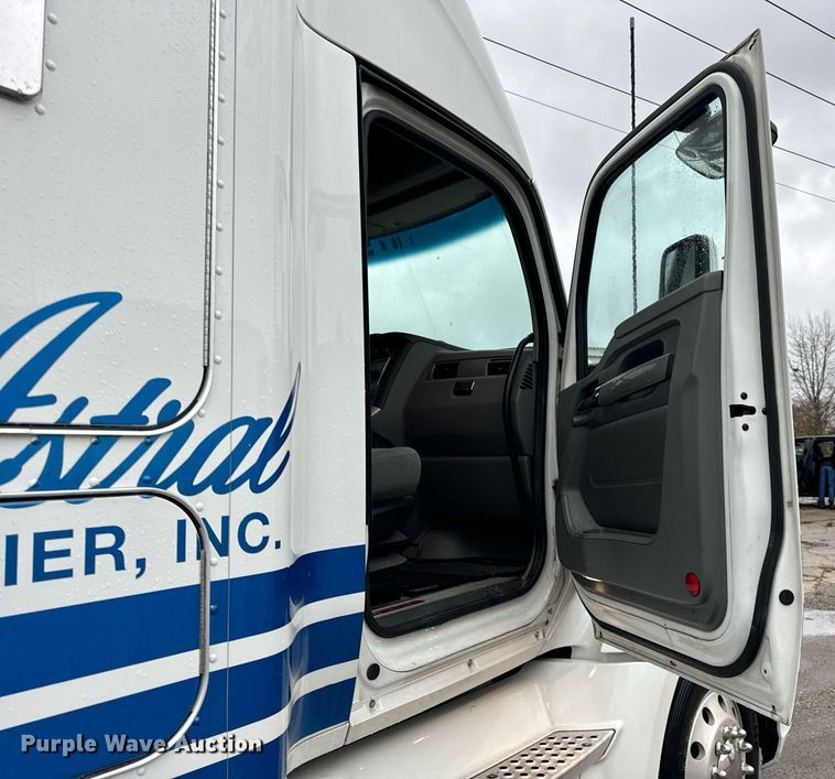 image for item DT2240 2016 Kenworth  T680 semi truck