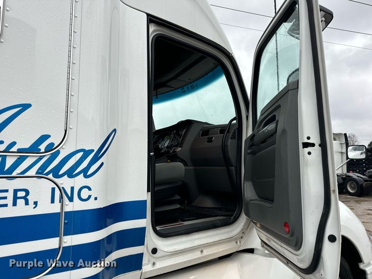 image for item DT2240 2016 Kenworth  T680 semi truck