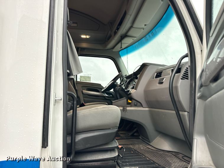 image for item DT2240 2016 Kenworth  T680 semi truck