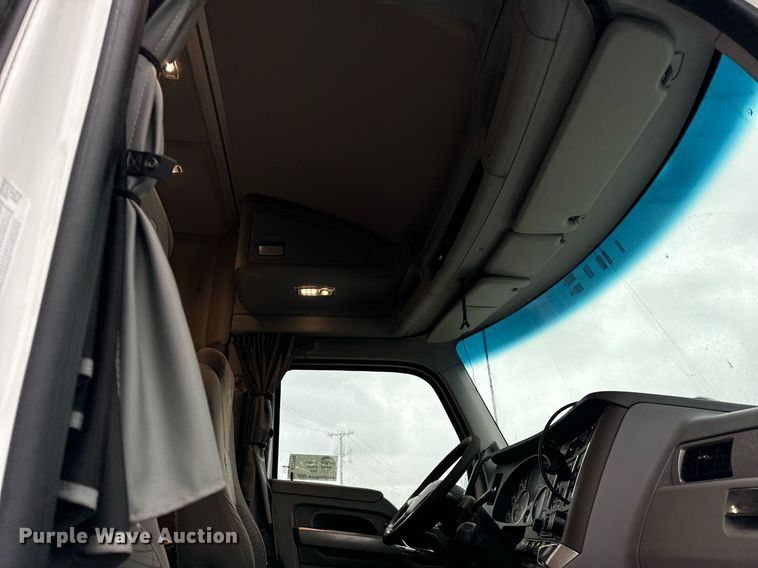 image for item DT2240 2016 Kenworth  T680 semi truck