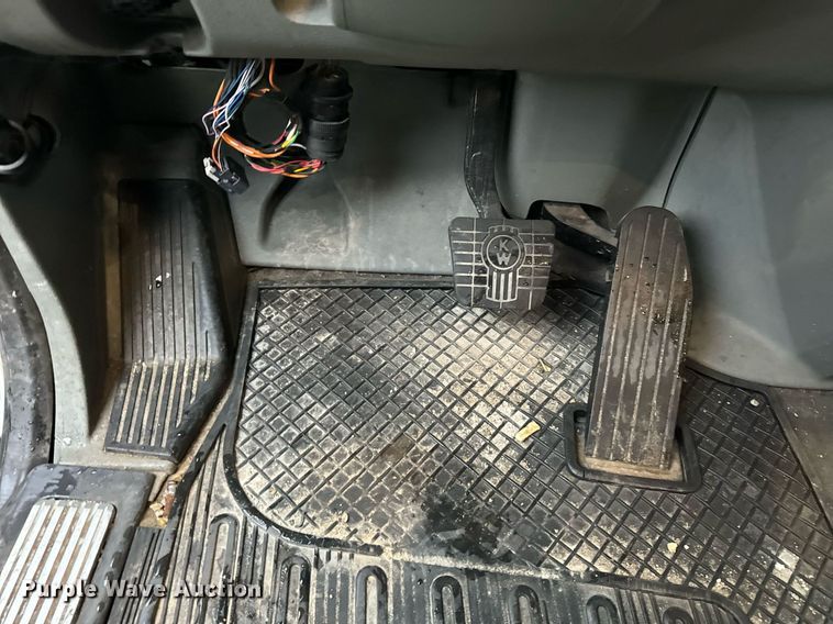 image for item DT2240 2016 Kenworth  T680 semi truck