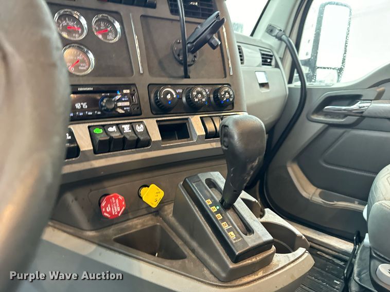 image for item DT2240 2016 Kenworth  T680 semi truck
