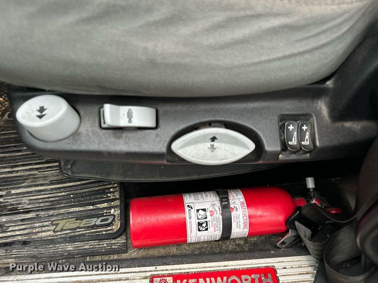 image for item DT2240 2016 Kenworth  T680 semi truck