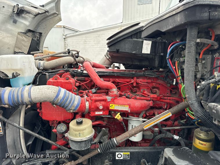 image for item DT2240 2016 Kenworth  T680 semi truck