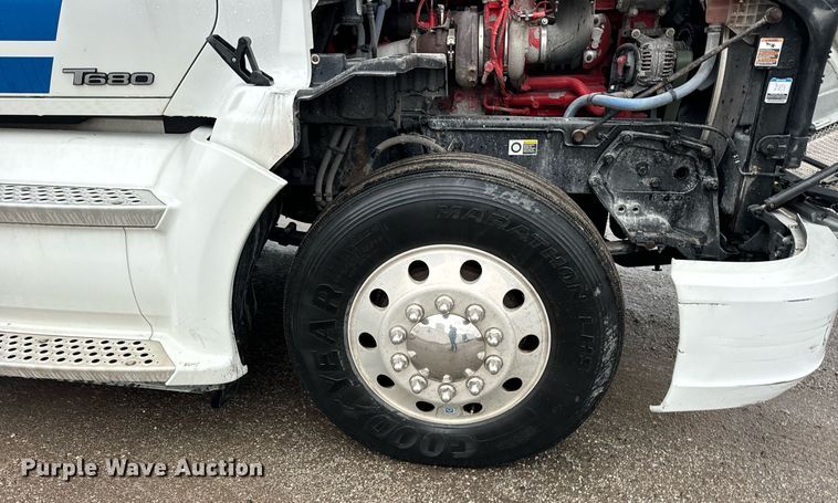 image for item DT2240 2016 Kenworth  T680 semi truck
