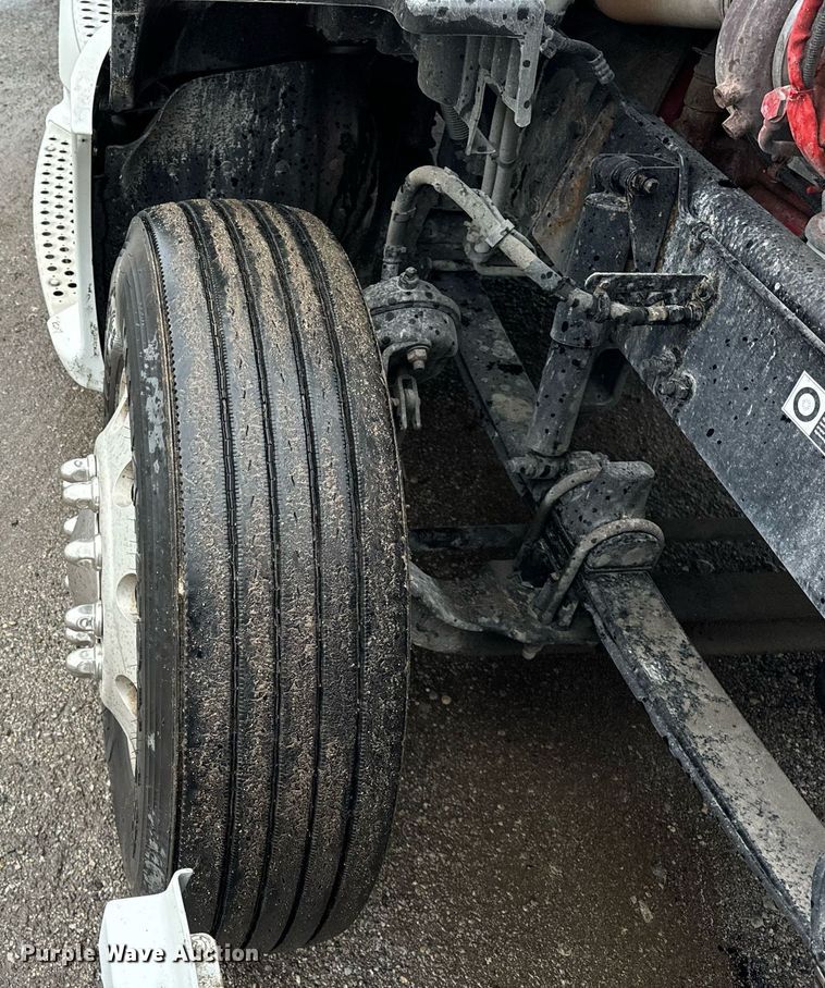 image for item DT2240 2016 Kenworth  T680 semi truck