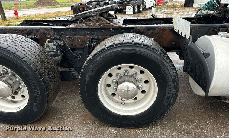 image for item DT2240 2016 Kenworth  T680 semi truck