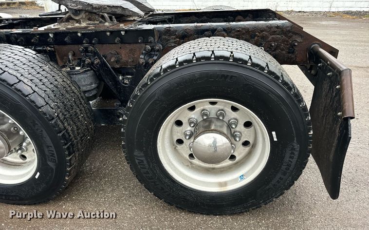 image for item DT2240 2016 Kenworth  T680 semi truck