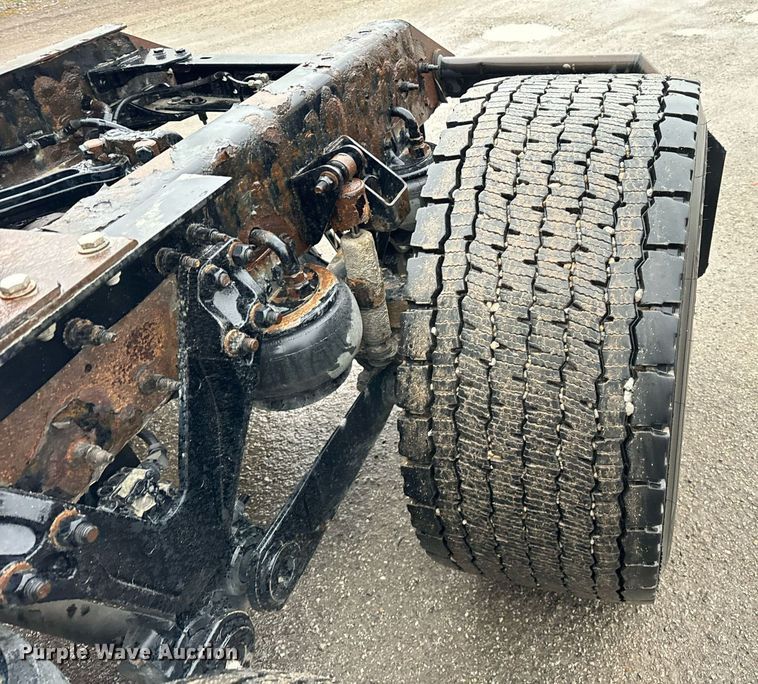 image for item DT2240 2016 Kenworth  T680 semi truck