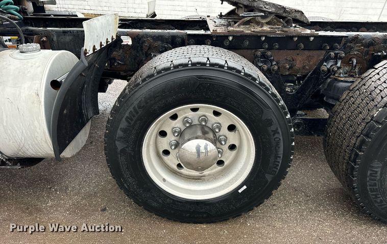 image for item DT2240 2016 Kenworth  T680 semi truck