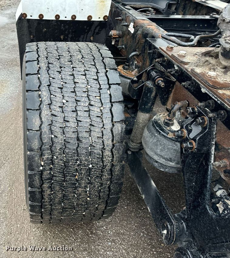 image for item DT2240 2016 Kenworth  T680 semi truck