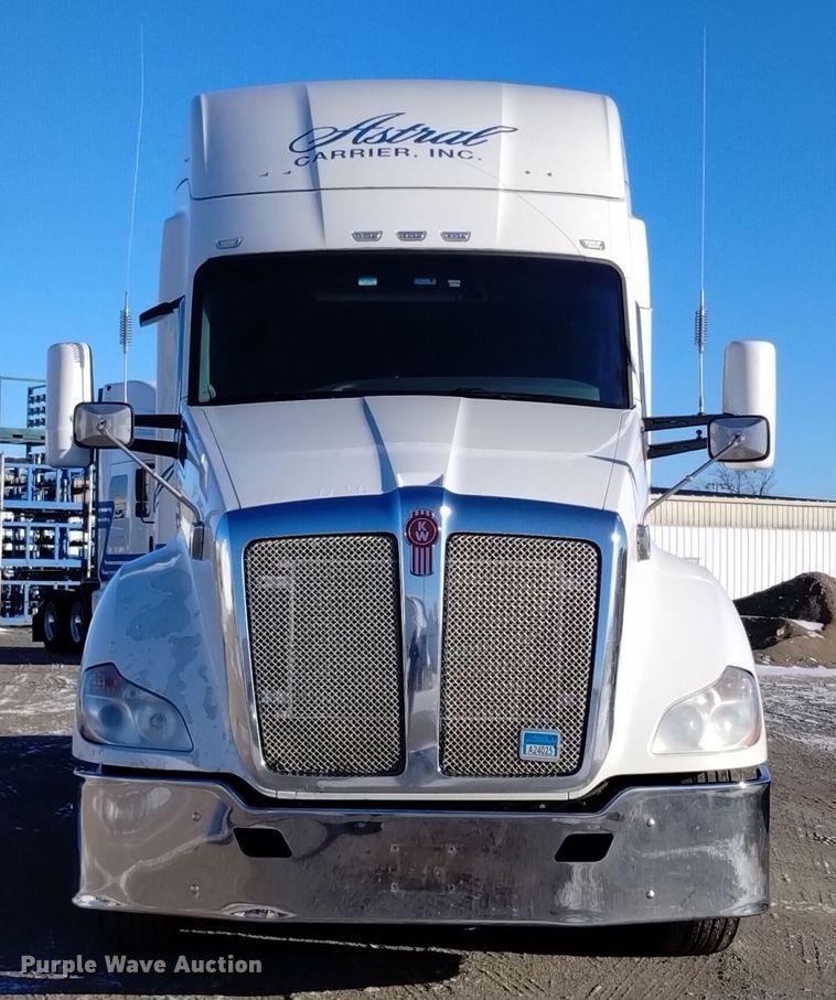 image for item DT2241 2016 Kenworth T680 semi truck
