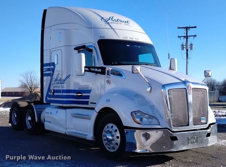 image for item DT2241 2016 Kenworth T680 semi truck