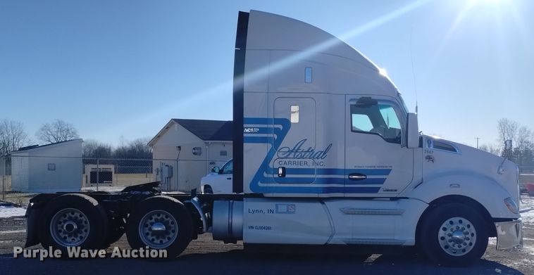 image for item DT2241 2016 Kenworth T680 semi truck