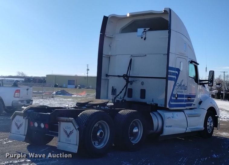 image for item DT2241 2016 Kenworth T680 semi truck