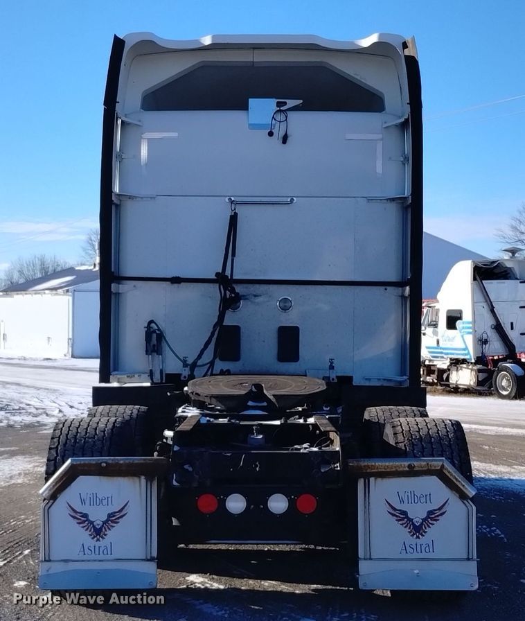 image for item DT2241 2016 Kenworth T680 semi truck