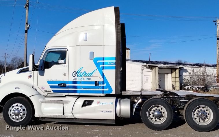 image for item DT2241 2016 Kenworth T680 semi truck