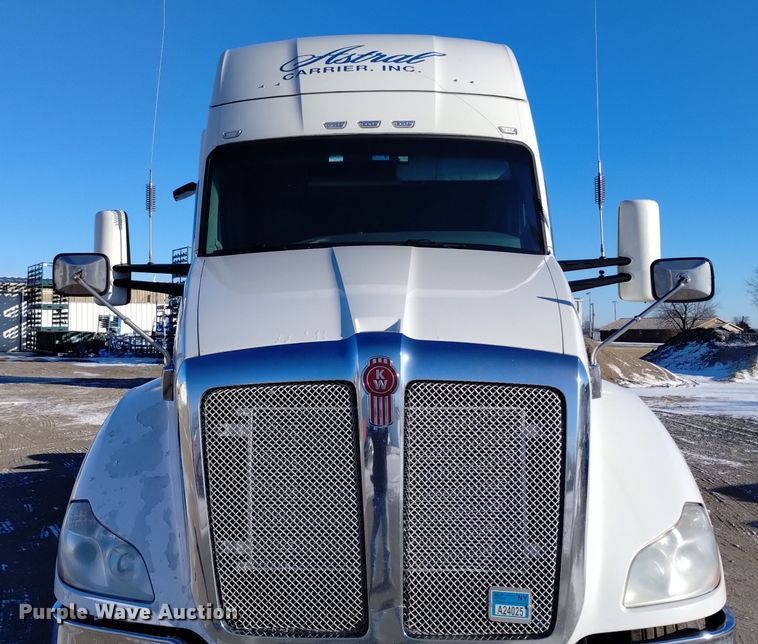 image for item DT2241 2016 Kenworth T680 semi truck