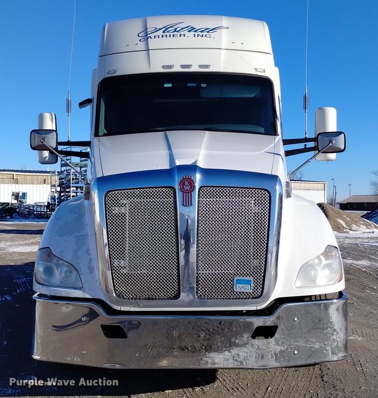 image for item DT2241 2016 Kenworth T680 semi truck