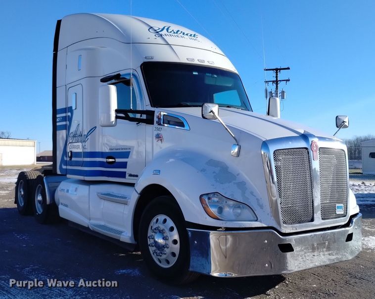 image for item DT2241 2016 Kenworth T680 semi truck
