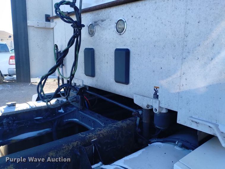 image for item DT2241 2016 Kenworth T680 semi truck