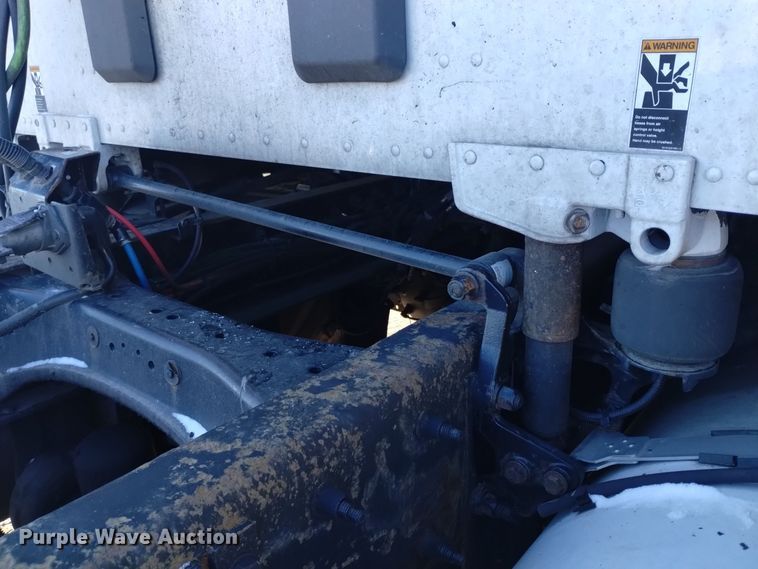 image for item DT2241 2016 Kenworth T680 semi truck