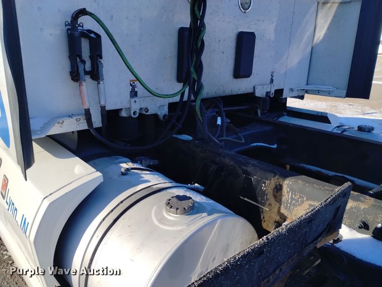 image for item DT2241 2016 Kenworth T680 semi truck