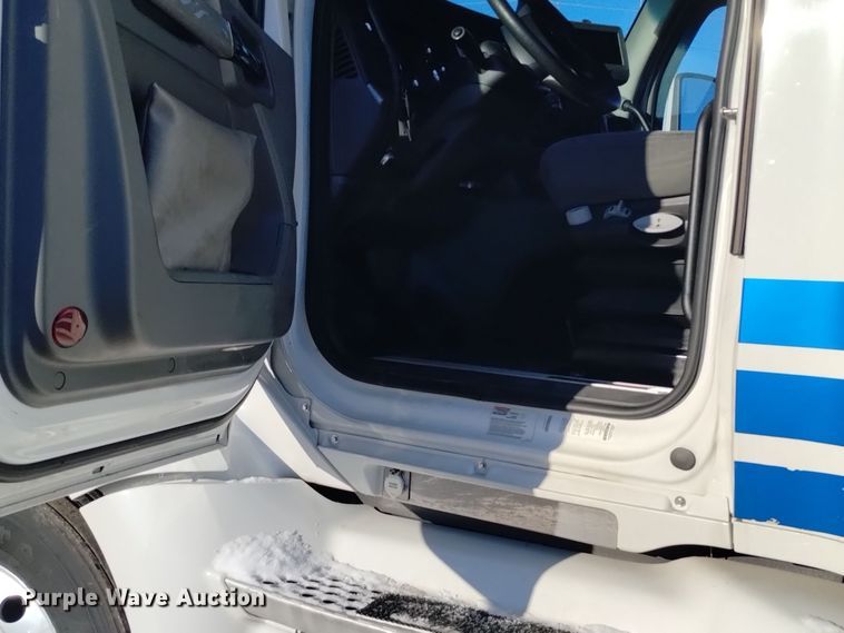 image for item DT2241 2016 Kenworth T680 semi truck