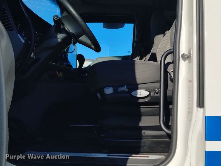 image for item DT2241 2016 Kenworth T680 semi truck