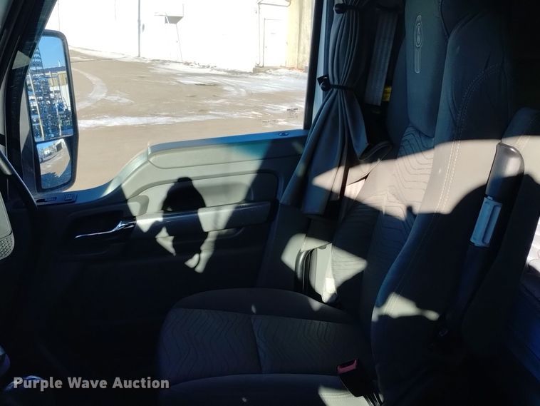 image for item DT2241 2016 Kenworth T680 semi truck