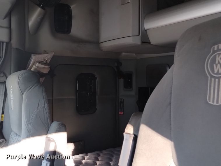 image for item DT2241 2016 Kenworth T680 semi truck