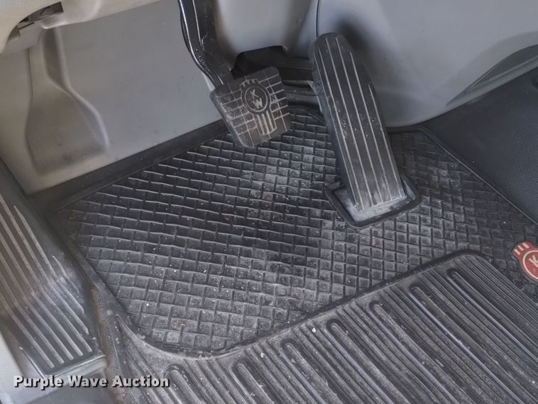 image for item DT2241 2016 Kenworth T680 semi truck