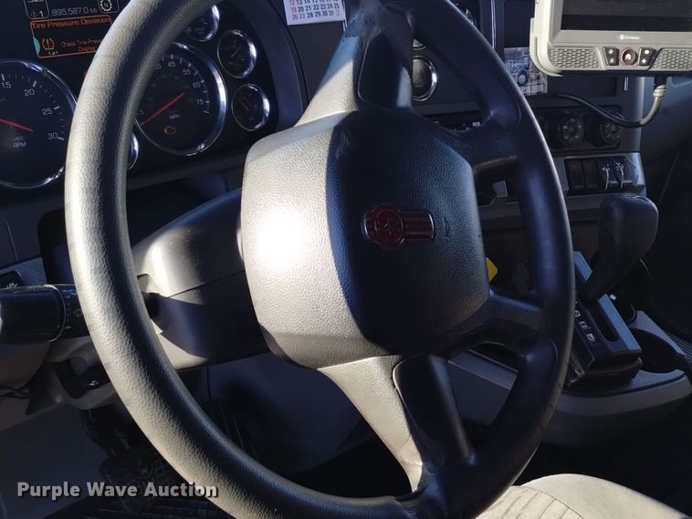 image for item DT2241 2016 Kenworth T680 semi truck