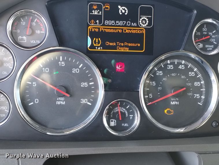 image for item DT2241 2016 Kenworth T680 semi truck